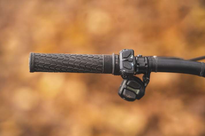 Alles im Griff dank kabelgebundenem Motor-Remote von Shimano und Funk-Controller von Sram. Platzprobleme hatten wir trotz der vielen Klemmschellen nicht zu beklagen.