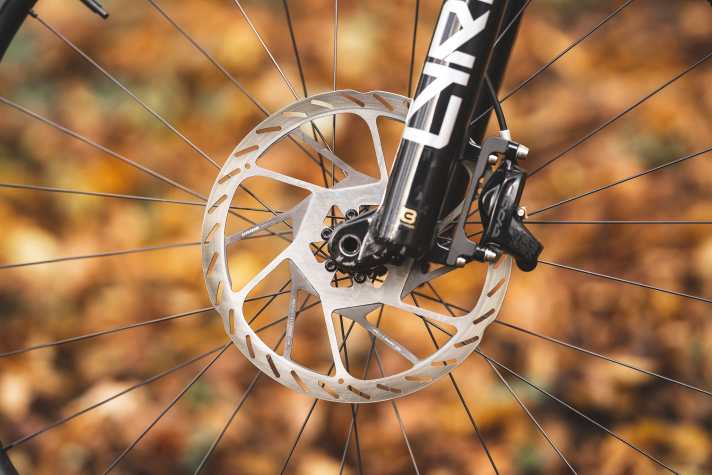 At the front, a brake disc with a gigantic 220 millimetre diameter on the Propain Sresh prevents heat problems even on long descents.
