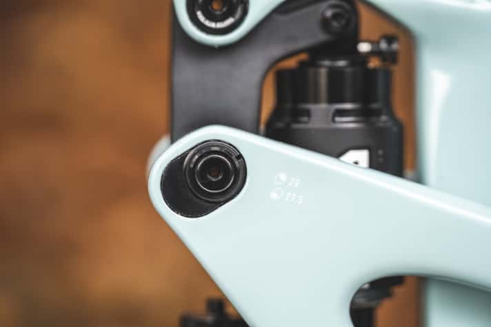 The Propain Fully can be converted from a 29-inch to a 27.5-inch rear wheel using a flip chip. This can also be ordered ex works in the configurator.