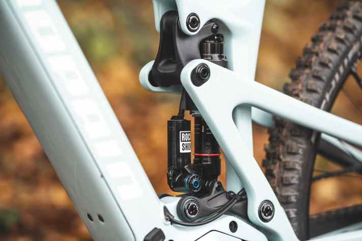 Despite the fat Rockshox Vivid shock, the rear end of the Propain Sresh isn't ultimately sensitive. With a coil shock, we liked the rear end even better in other tests.
