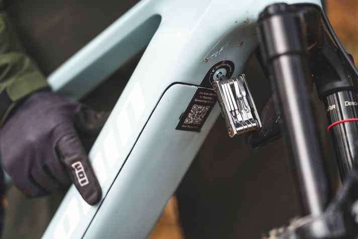 The carbon battery cover looks high-quality, but can only be opened with a tool. Others solve this better.