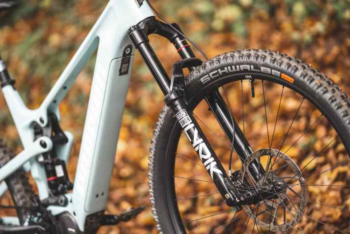 The Rockshox Lyrik Ultimate with 160 millimetres of travel equips the Propain Sresh for tough downhills without weighing too much.