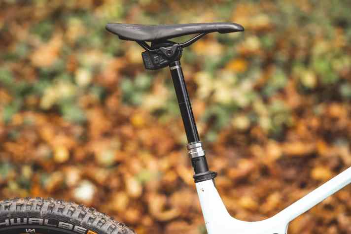 Die elektronische Rockshox Reverb AXS macht funktionell einen super Job. In steilem Gelände hätten wir uns jedoch mehr Hub gewünscht als die 150 Millimeter.