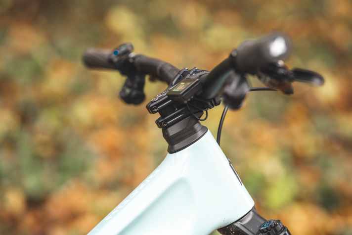 Thanks to the wireless gearstick and cable routing underneath the stem in the frame, the look of the Propain Sresh is strikingly clean for an e-bike.