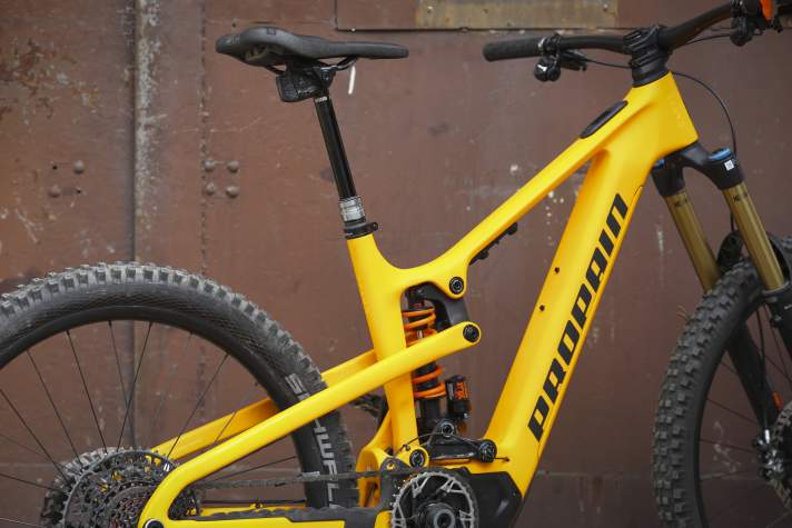 Only with the Reverb AXS does Sram's Eagle Powertrain unfold its full potential. If you use a conventional cable-operated dropper post, you have to switch to an unergonomic tele lever or do without the left pod and thus the push assist.