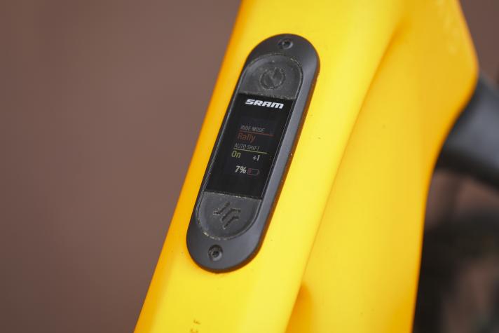 Maximal minimal: Srams Oberrohr Display zeigt nur die nötigsten Infos an. Akkustand, Auto-Shift-Einstellung und U-Stufe.