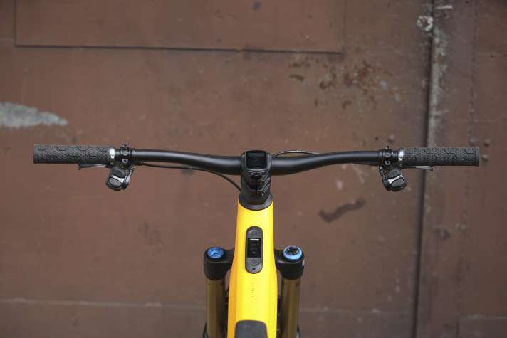 Sram operates everything with just four buttons on the two pod controllers. Motor support, dropper post, shifting and even fine-tuning the auto-shift function. However, the concept only works with the rather expensive Reverb AXS post.