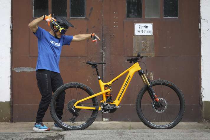 Propain Ekano 2 CF (Testkonfiguration): Sram Eagle Powertrain // 630 Wh // 180/170 mm // 29/27,5 Zoll (Mullet) // 23,74 kg // 10.029 Euro.