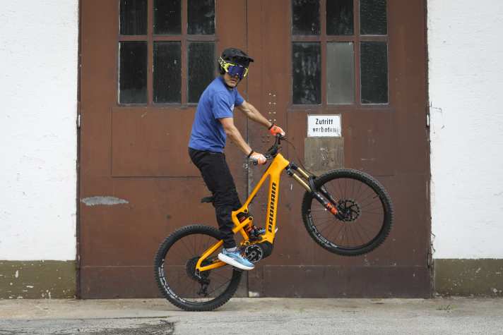 Spielkamerad: Dauertester Chris Schleker freut sich auf weitere Testaction, das Propain Ekano 2 CF auf weiterhin artgerechten Einsatz.