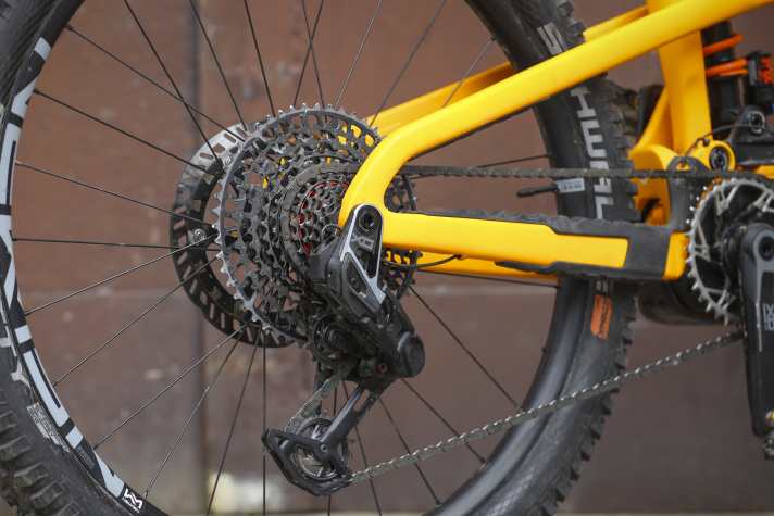 The Powertrain system only really makes sense with a transmission shifting system. For the endurance test, we opted for the top Xo aluminium groupset. The power for the electric drivetrain is supplied by cable from the main battery.