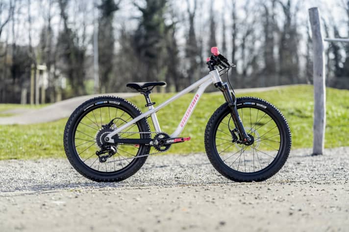 Suspension fork, 9-speed gears - with the Frechdax, kids can really tear through the terrain. Fits from 5 years or 110 cm tall. Price: 1199 euros, available now.