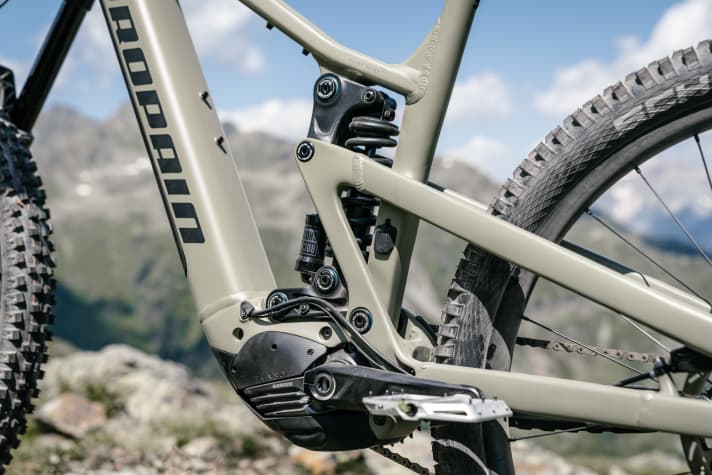 With the Pro10 suspension, the one-piece rear triangle is connected to the main frame via two separate rocker links. The shock sits between the two rocker links. And yes: there is a tight fit between the motor and the top tube.