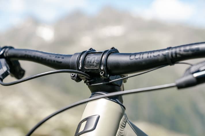 Die Zugführung durch den Steuersatz fällt dank eigener Spacer besonders formschön aus. Das erbt das Ekano vom <a href="https://www.bike-magazin.de/mountainbike/enduro/propain-tyee-2023-das-neue-enduro-bike-im-test/" target="_blank" rel="noopener noreferrer">neuen Propain-Enduro Tyee</a>.