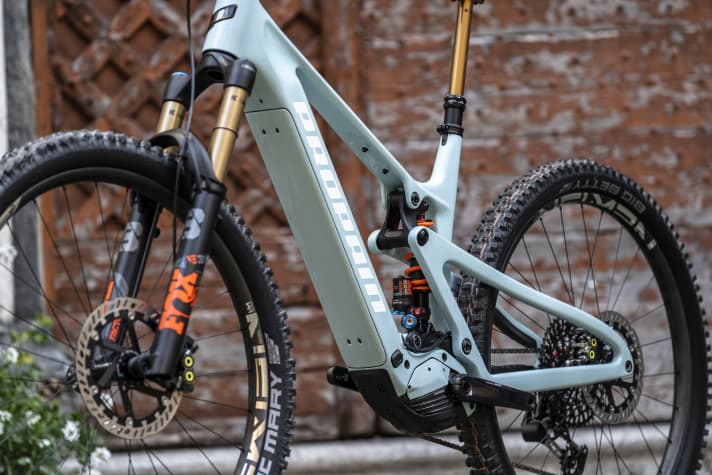 The battery in the down tube delivers 626 watt hours. A carbon cover is attached directly to the battery, which can be removed quickly and easily with an Allen key.