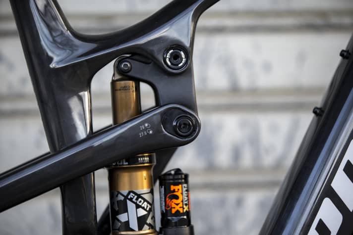 The geometry can be adapted to a 29er or mullet setup with a small rear wheel using the flip chip on the linkage.