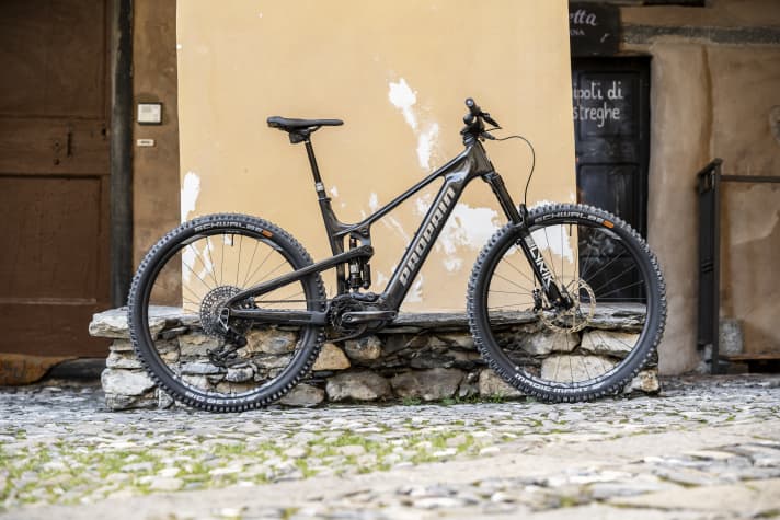 The Sresh CF Ultimate Trail is the lightest pre-configured version of the Sresh. If you believe Propain's specifications, a weight of around 21 kilos should be realistic - for a thoroughly robust bike. Price: 9449 euros.