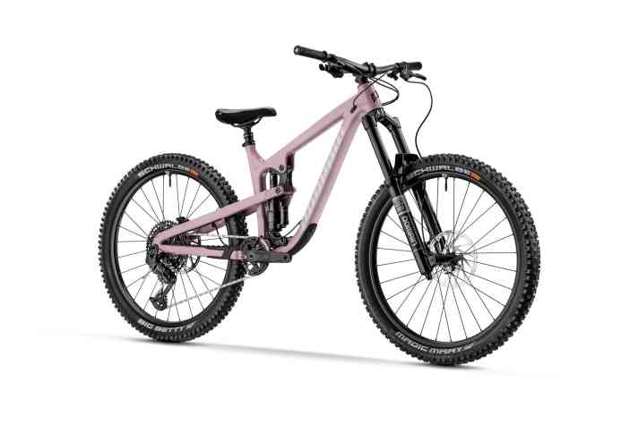 Das Propain Spindrift YTH besitzt mächtige 180 Millimeter Federweg und wiegt ab 15,9 Kilo.