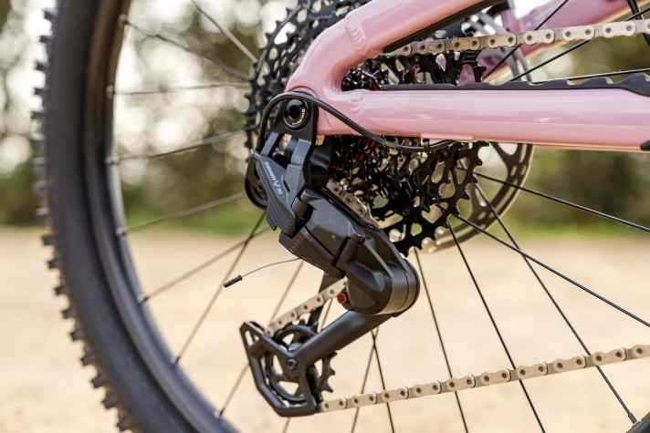 Zur robusten Ausstattung der neuen Jugend-Mountainbikes von Propain gehört auch die mechanische Sram Eagle 70 Transmission Schaltung.