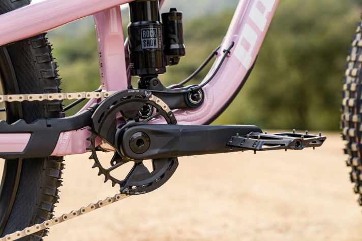 The chainring of the Propain Spindrift YTH Freerider is protected by a collision guard.