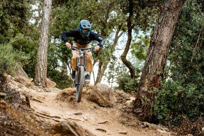 Mit dem neuen Propain Tyee YTH können sich Jugendliche problemlos auf anspruchsvolle Enduro-Strecken trauen.