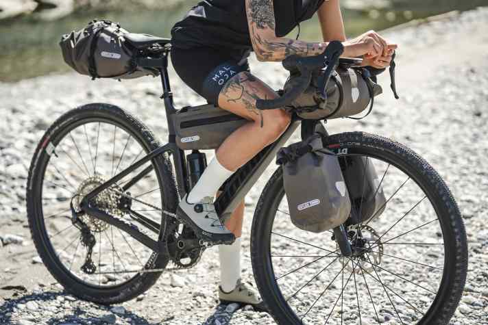 Mit Bikepacking-Taschen bestückt, eignet sich das neue Propain Terrel CF als Packesel.