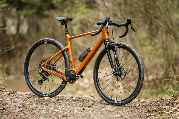 Look und Ausstattung des Propain Terrel CF lassen sich im Online-Konfigurator anpassen. So kann das Gravel-Bike auch Trail-ready spezifiziert werden.