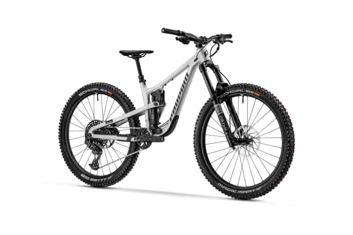 Das neue Propain Tyee YTH Jugend-Enduro bringt es auf ein Gewicht ab 14,9 Kilo.