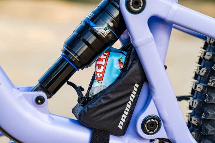 Hungry? No problem on the Propain Yuma 4 thanks to the secret compartment. You can easily fit an energy bar in here.
