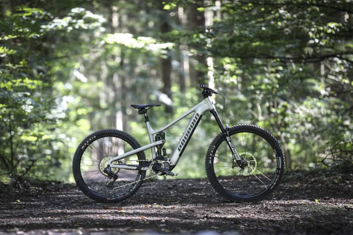 Unser Testbike basiert auf der Grundkonfiguration “Shred²”, bekam im Online Konfigurator aber noch den neuen Vivid-Dämpfer spendiert. Kostenpunkt: 7469 Euro.