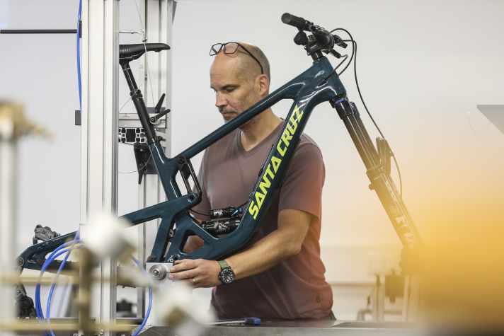 Im BIKE-Labor werden unter anderem die Steifigkeitswerte der Testbikes vermessen. So können wir Eindrücke aus der Praxis mit Daten vom Prüfstand abgleichen.