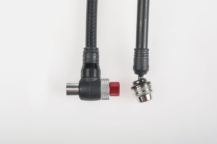 Mit abgewinkelten Ventilköpfen erreicht man tief im Rahmen sitzende Dämpfer nur schwer. Das Gleiche gilt für zu kurze Aufsätze und tief liegende Gabelventile