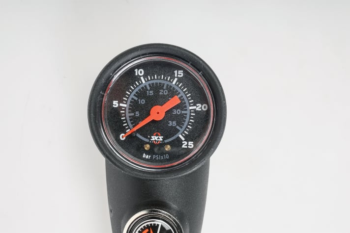 The scales on analogue pumps are already difficult to read. With SKS, the unit psi, which is more important for the suspension, is also on the inside of the scale. With the SAM, you also have to take the value times ten