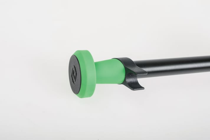 Angular grips such as those on 3min19sec, Syncros or Pro pinch the palms and phalanges uncomfortably even at very low pressures. Top: the folding grip of the SKS US