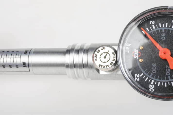 Per Ablassknopf lässt sich zu hoher Druck an allen Pumpen regulieren. Bei schlechter Platzierung (3min19sec, Lezyne Digital) geht die Luft auch mal aus Versehen flöten. Die Rädchen bei SKS und Syncros sind etwas schwer dosierbar