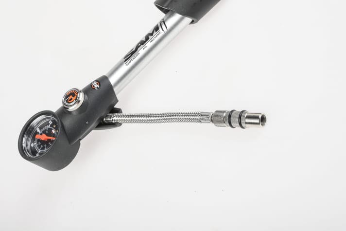 Ein langer, flexibler Schlauch erleichtert das Handling enorm. Am besten mit einem Schutzgeflecht wie bei Rockshox. Die sehr kurzen, unflexiblen Stahlflexschläuche von SKS konnten nicht überzeugen