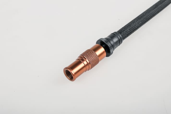 A valve head with activation screw or decoupling has the advantage that the sag can also be checked with the pump fitted
