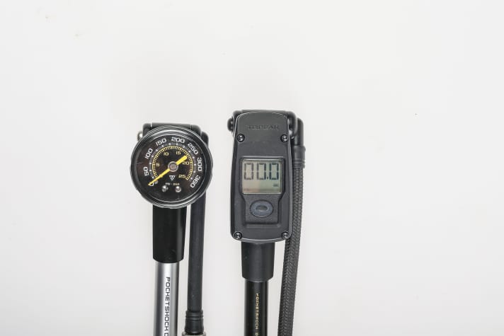 Digital vs. analog: Bis 100 psi zeigen die digitalen Modelle den Druck in 0,5-psi-Schritten an. Analoge Displays lassen sich oft nur grob abschätzen. Dafür benötigen sie keine Batterie