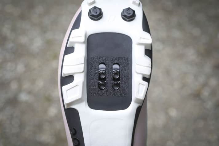 Griffige Profilsohle und eine Zweischrauben-Cleat-Montage? Gut möglich, dass es sich hier um einen MTB-Schuh im Gravel-Gewand handelt