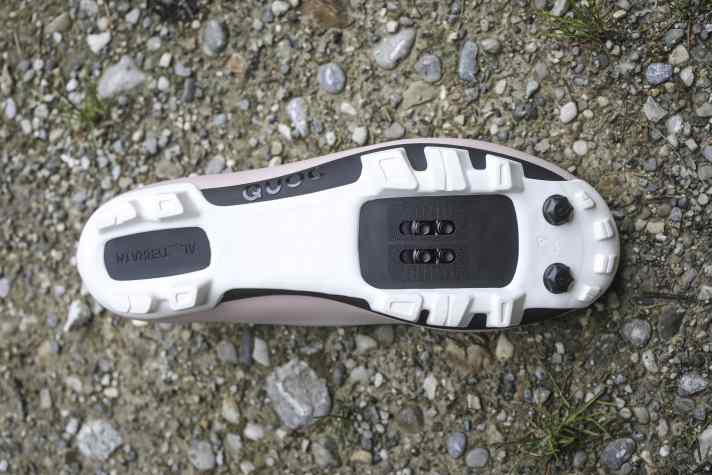 The rubber coating also extends over the centre area of the shoe and increases stability when you click out of the pedal