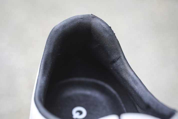 Au niveau de la cheville, le matériau est un peu dur et bombé. Pour certains coureurs, cela provoque des points de pression