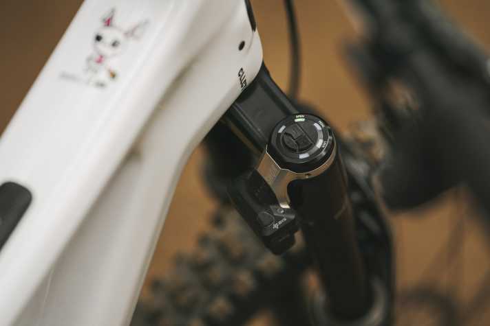 The LEDs on the fork crown of the Rockshox Flight Attendant Pike, Lyrik or ZEB indicate which mode the suspension is currently in.