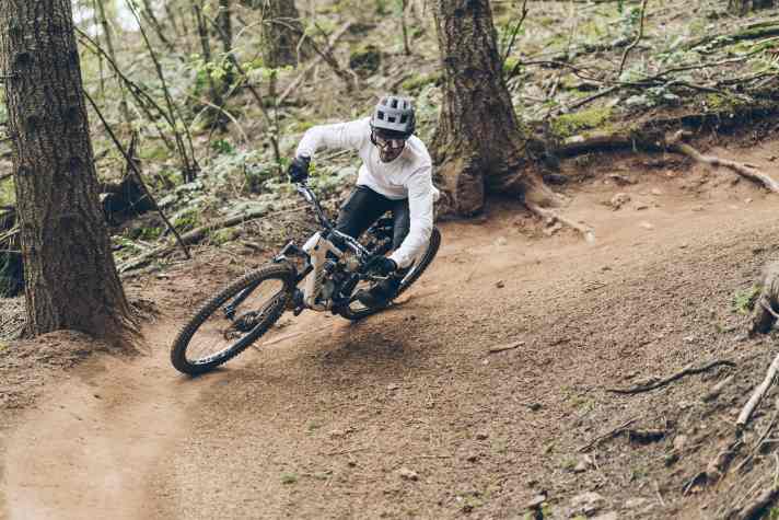 Die neuen Trail-Federelemente der Rockshox Flight Attendant 2025 Baureihe sollen dem Fahrer Entscheidungen abnehmen und ihn somit signifikant schneller machen.