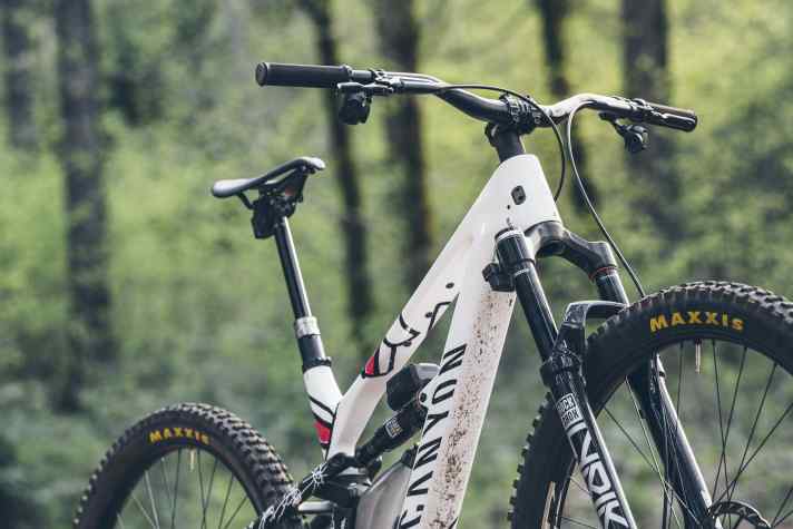 Visually, the Flight Attendant suspension elements differ from the regular Rockshox Ultimate models only in the compact control unit and the battery. Communication takes place via radio signal.