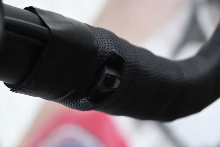 Invisible but effective: Selector buttons for the motor support on the underside of the handlebars.