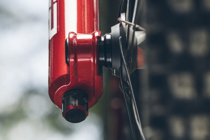 The Charger 3 RC2 damping should now also ensure a decoupling of high and low-speed compression in the Boxxer.