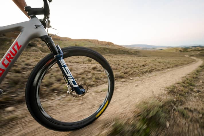 Mit Neuerungen bei Dämpfung und Schmierung sollen die neuen Rockshox Sid-Federgabeln noch geschmeidiger über den Trail führen.