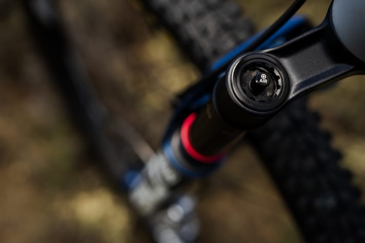 All models of the new Rockshox Sid and Sid SL forks come with the revised Debonair+ air spring and the new crown. However, the damper units differ depending on the price range.