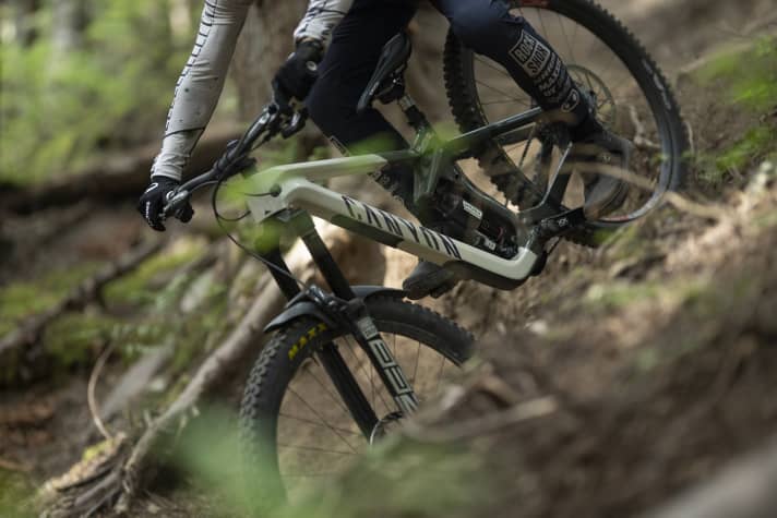 Made for radical descents on E-MTBs, enduro and downhill bikes: the new Rockshox Vivid 2024.