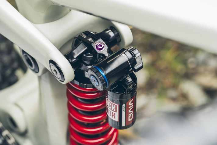 Der Rockshox Vivid Coil übernimmt die Touchdown-Technologie und den hydraulischen Bottom Out für 2025 von seinem Luftfeder-Kollegen.