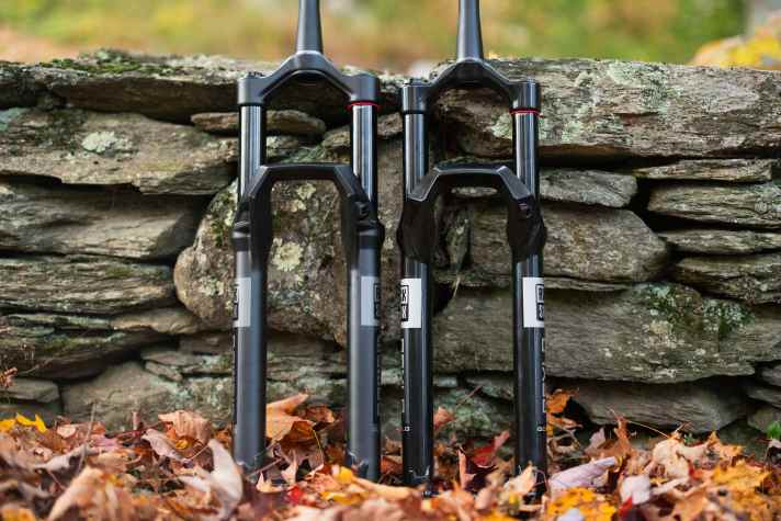 The impression is deceptive! In the photo, the two entry-level forks from Rockshox look quite similar - but the 38 mm domain (left) is significantly more robust than the Psylo with 35 mm stanchions.